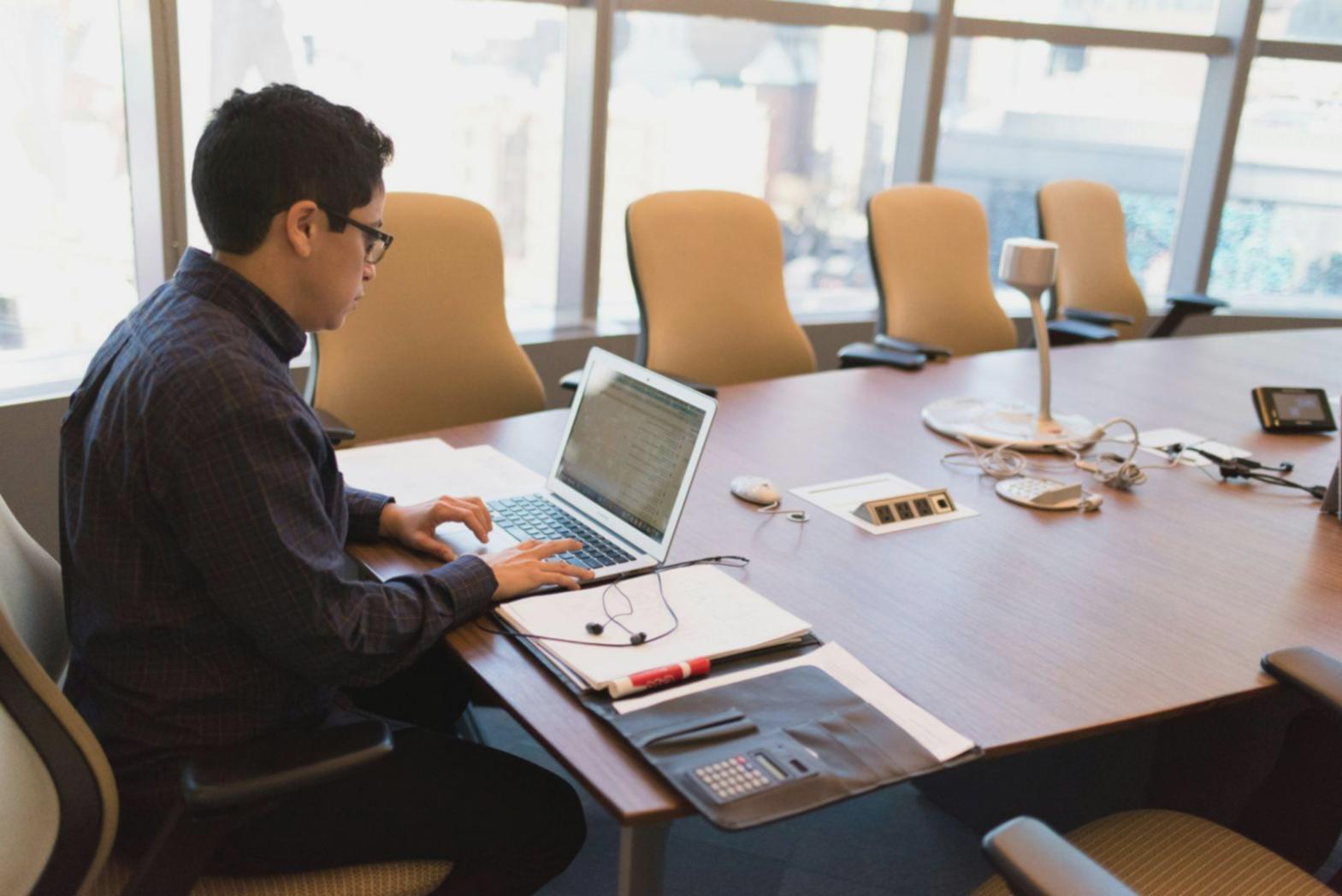 Sesión de mentoría personalizada en el programa de formación empresarial