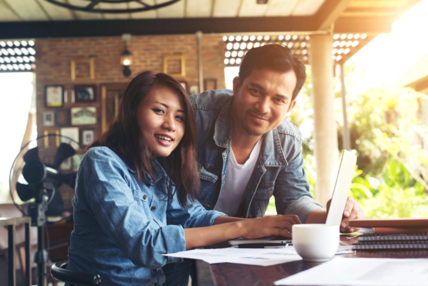 Espacio de trabajo colaborativo con emprendedores desarrollando proyectos